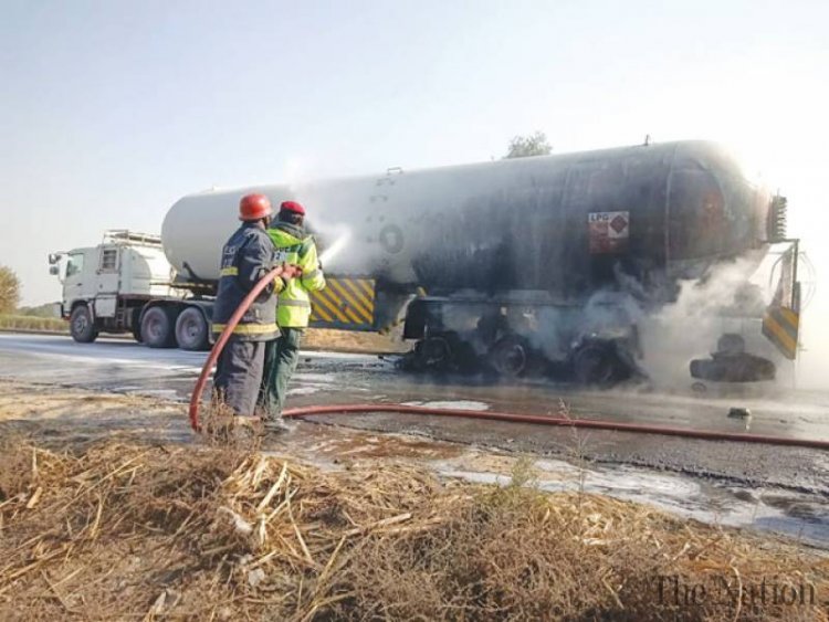 UAE: 3 hurt after tanker catches fire due to an accident in Dubai